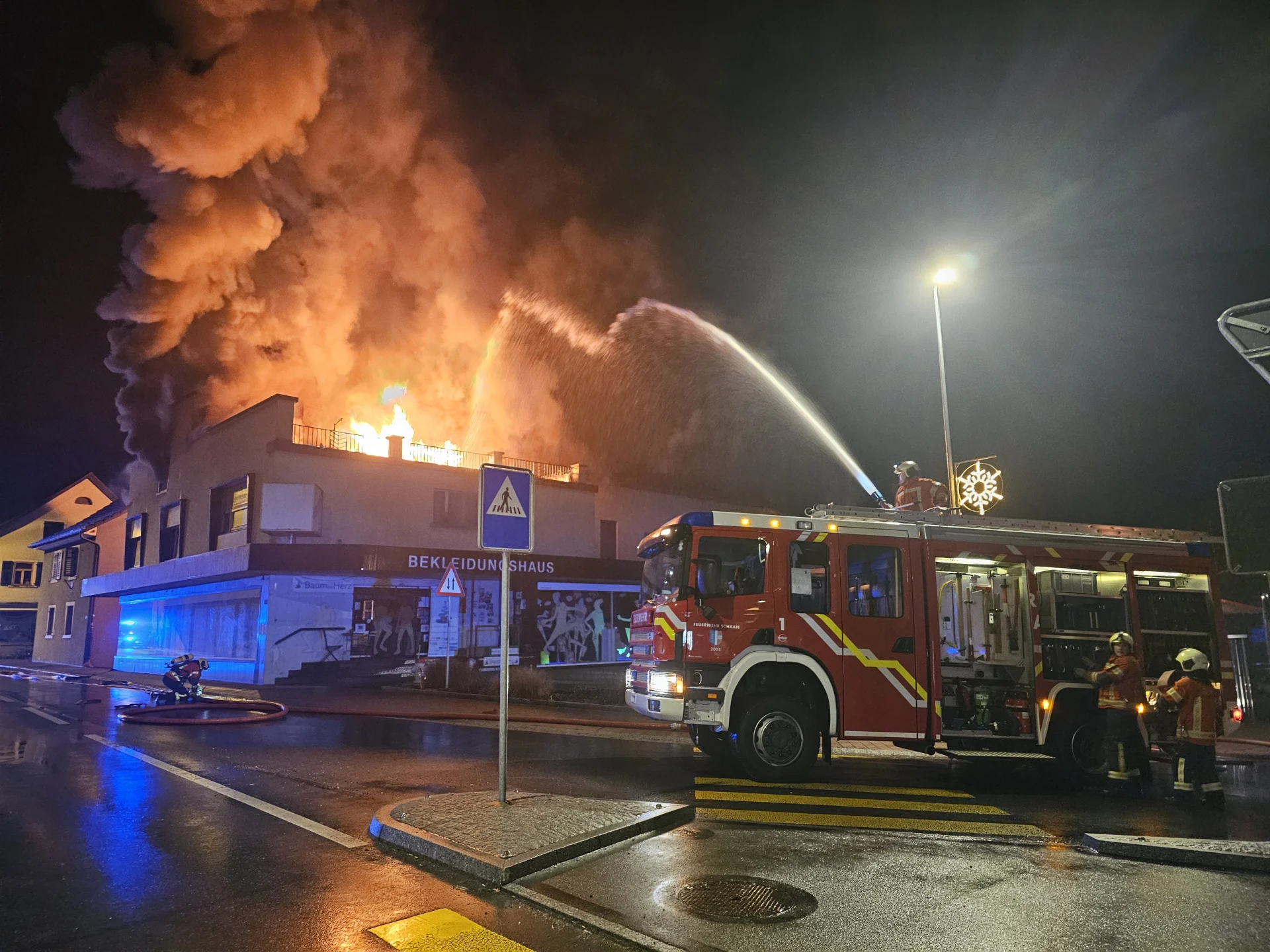 Brand eines Wohn- und Geschäftshauses