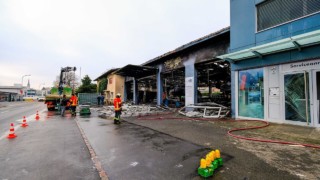 Die Garage Falk in Schaan ist nach einem Brand von dieser Nacht vollstaendig zerstoert, aufgenommen am Mittwoch, 4. Dezember 2019, an der Bendererstrasse in Schaan. Foto & Copyright: Eddy Risch.