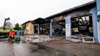 Die Garage Falk in Schaan ist nach einem Brand von dieser Nacht vollstaendig zerstoert, aufgenommen am Mittwoch, 4. Dezember 2019, an der Bendererstrasse in Schaan. Foto & Copyright: Eddy Risch.