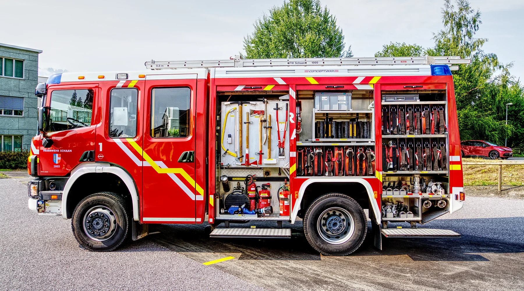 Ein LKW der freiwilligen Feuerwehr Schaan mit offfenen Türen wodurch man die Werkzeuge sehen kann